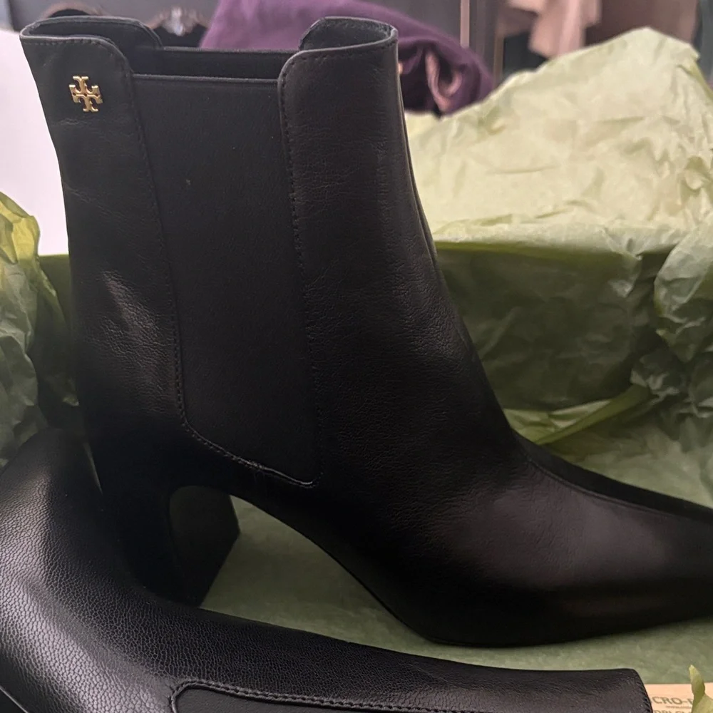 Tory Burch Black banana heel Leather Chelsea Booties with Gold Logo - Picture 1 of 4